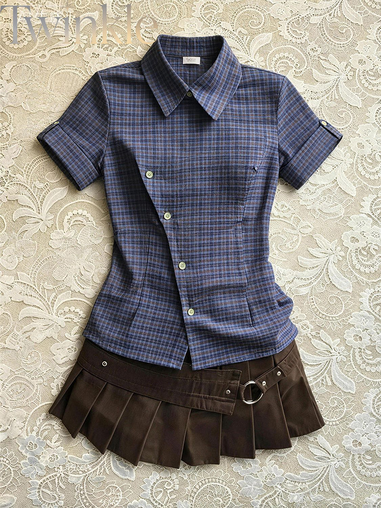 Pleated Skirt Women - طقم من قطعتين للنساء: بلوزة زرقاء